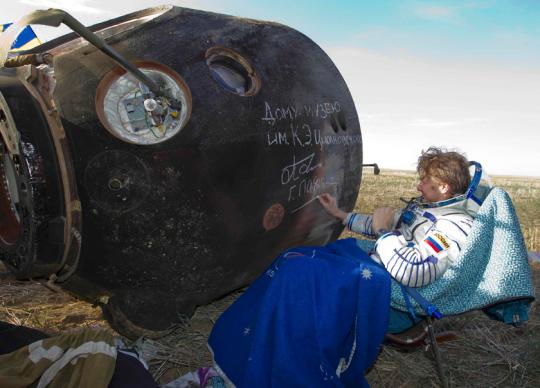 Pendaratan kapsul Soyuz TMA-04M di Kazakhstan