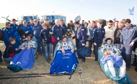 Pendaratan kapsul Soyuz TMA-04M di Kazakhstan