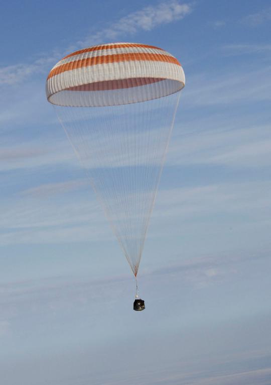 Pendaratan kapsul Soyuz TMA-04M di Kazakhstan