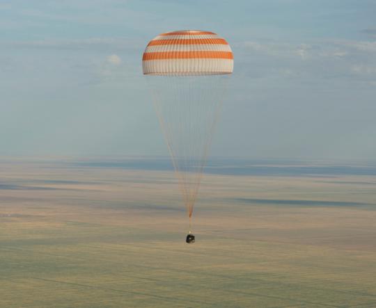 Pendaratan kapsul Soyuz TMA-04M di Kazakhstan