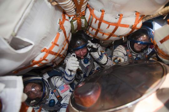 Pendaratan kapsul Soyuz TMA-04M di Kazakhstan