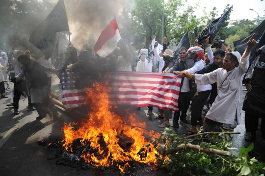 Massa FPI bentrok dengan polisi di Kedubes AS