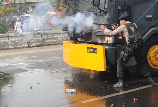 Massa FPI bentrok dengan polisi di Kedubes AS