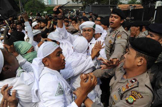 Bentrok massa FPI dengan polisi di Kedubes AS (2)