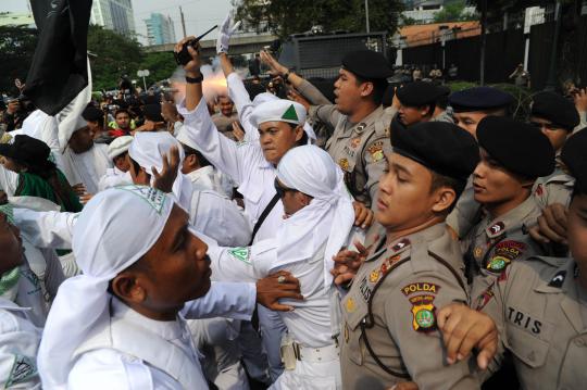 Bentrok massa FPI dengan polisi di Kedubes AS (2)