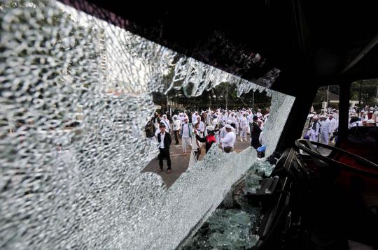 Mobil pemadam dirusak massa FPI saat bentrok di Kedubes AS