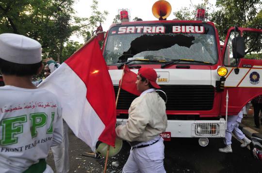 Mobil pemadam dirusak massa FPI saat bentrok di Kedubes AS