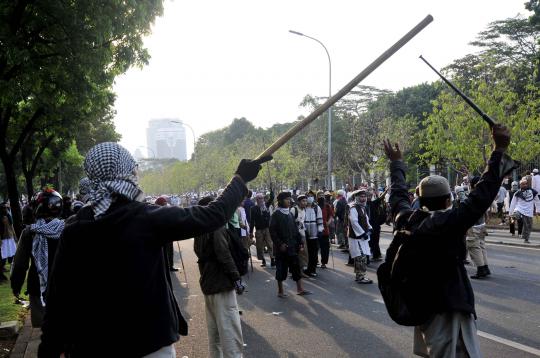 Mobil pemadam dirusak massa FPI saat bentrok di Kedubes AS