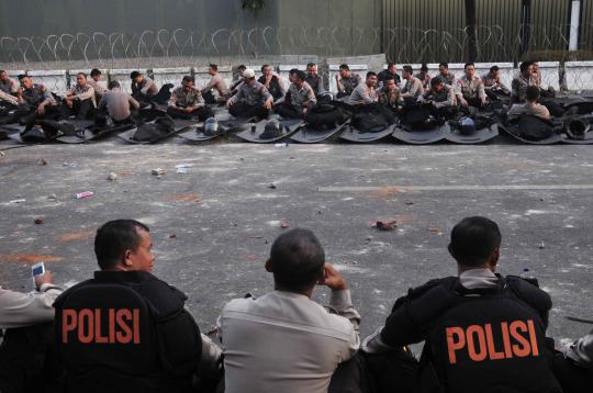 Mobil pemadam dirusak massa FPI saat bentrok di Kedubes AS