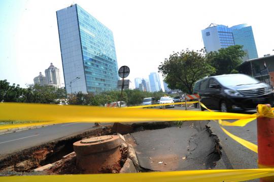 Jalan ambles di depan Menara Sudirman