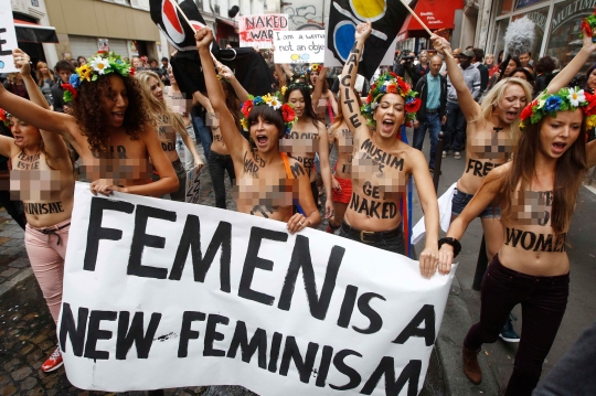 Aktivis Femen beraksi lagi buka aurat di Prancis