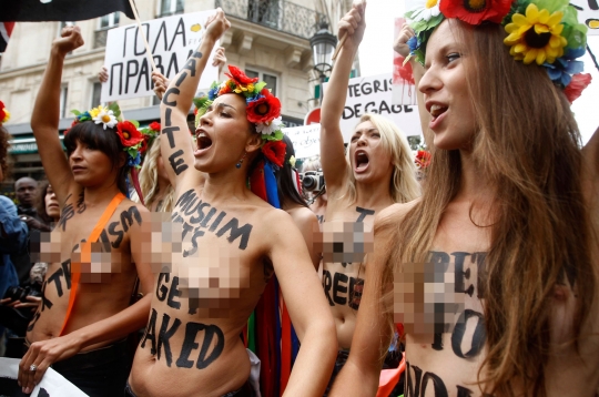 Aktivis Femen beraksi lagi buka aurat di Prancis