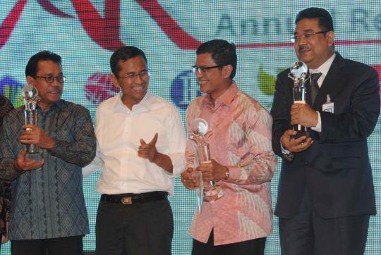 Dahlan Iskan serahkan trophi Annual Report Award 2012