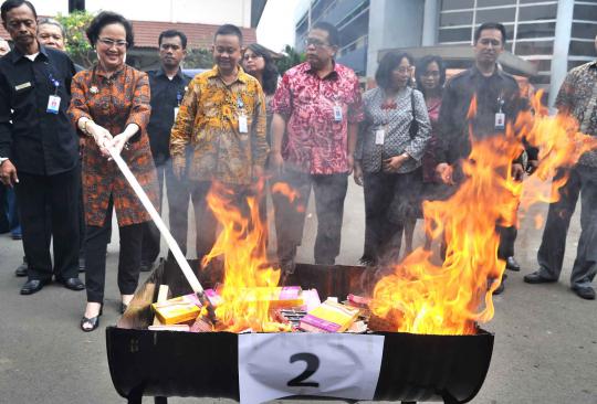 Obat dan makanan ilegal senilai Rp 2 miliar dimusnahkan