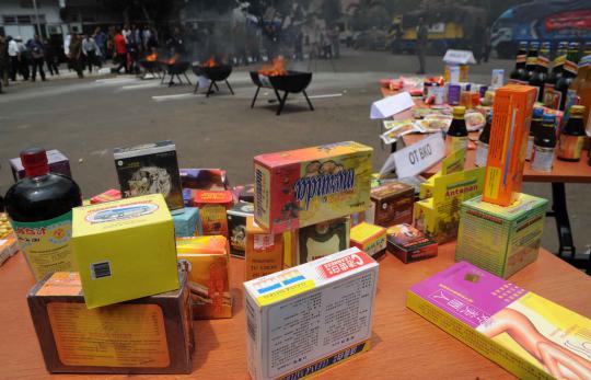 Obat dan makanan ilegal senilai Rp 2 miliar dimusnahkan