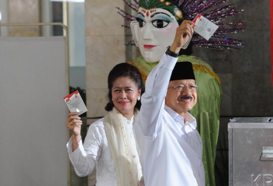 Didampingi istri dan Nara, Foke nyoblos di TPS 01