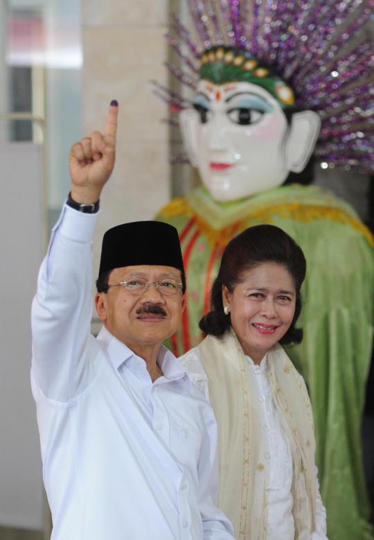 Didampingi istri dan Nara, Foke nyoblos di TPS 01