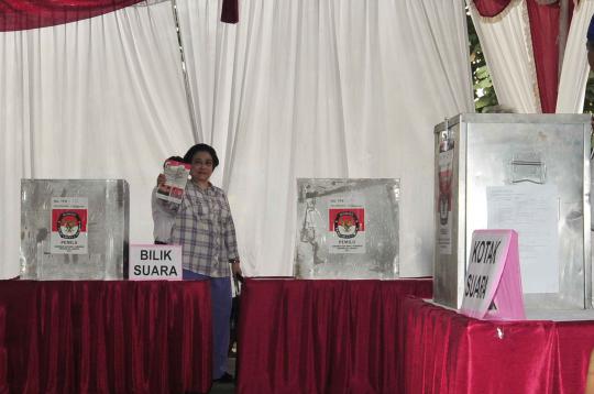 Warga sambut kedatangan Mega dan Jokowi di TPS 31