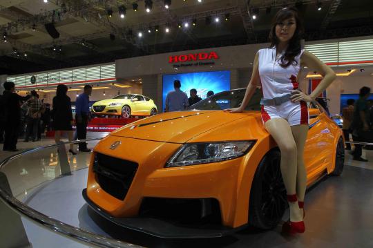 SPG cantik jelita ramaikan IIMS 2012