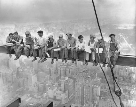 Ulang tahun ke 80 Foto ikonik "Lunch atop a Skyscraper"