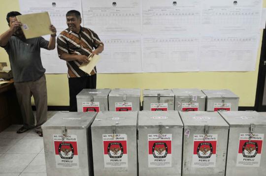 Rekapitulasi hasil suara Pilgub DKI di tingkat kelurahan