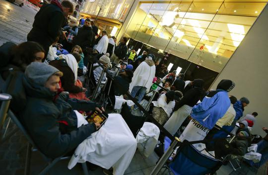 Demi iPhone 5, orang rela menginap di depan Apple Store