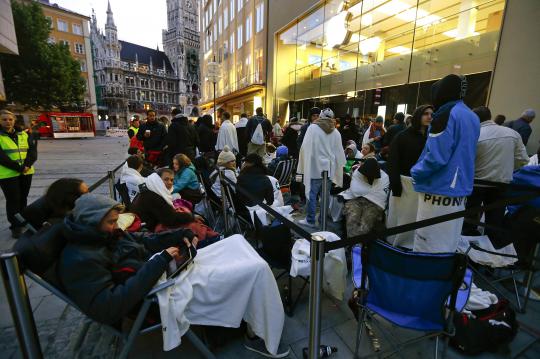 Demi iPhone 5, orang rela menginap di depan Apple Store