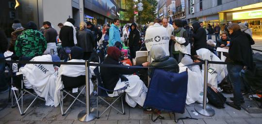 Demi iPhone 5, orang rela menginap di depan Apple Store