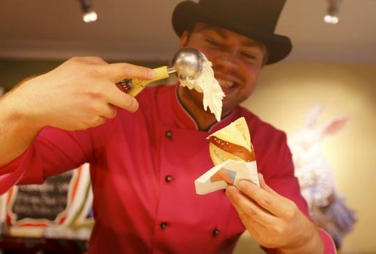 Orang ini ciptakan es krim gila rasa bir dan sosis