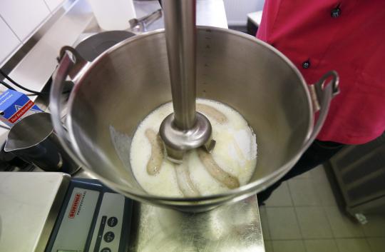 Orang ini ciptakan es krim gila rasa bir dan sosis