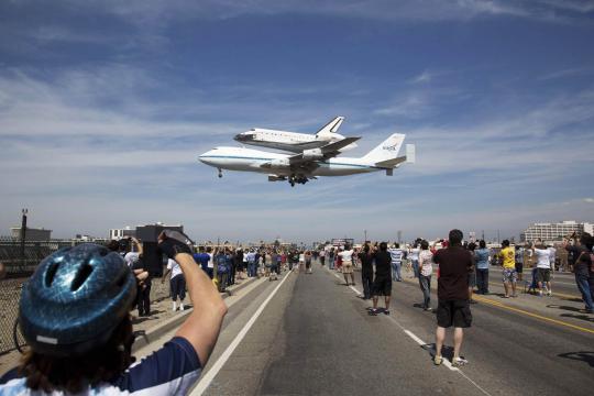 Pesawat ulang-alik Endeavour dibonceng Boeing ke museum