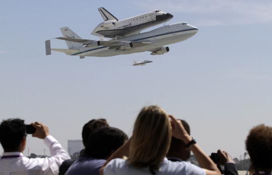 Pesawat ulang-alik Endeavour dibonceng Boeing ke museum