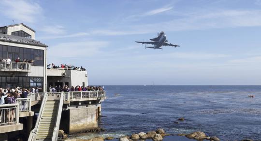 Pesawat ulang-alik Endeavour dibonceng Boeing ke museum
