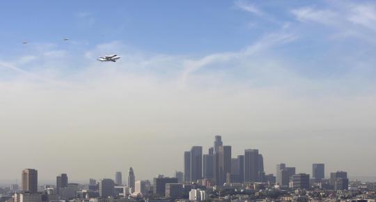 Pesawat ulang-alik Endeavour dibonceng Boeing ke museum
