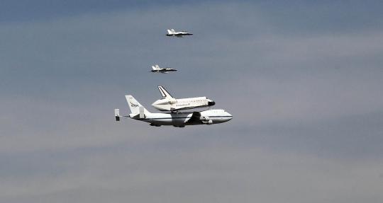 Pesawat ulang-alik Endeavour dibonceng Boeing ke museum