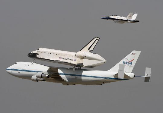 Pesawat ulang-alik Endeavour dibonceng Boeing ke museum