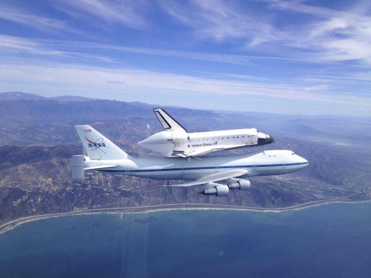 Pesawat ulang-alik Endeavour dibonceng Boeing ke museum