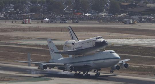 Pesawat ulang-alik Endeavour dibonceng Boeing ke museum