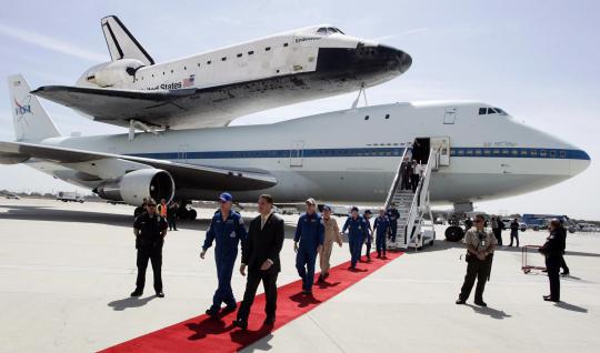 Pesawat ulang-alik Endeavour dibonceng Boeing ke museum