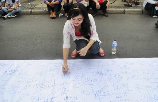 Aktivis wanita gelar aksi tanda tangan di Bundaran HI