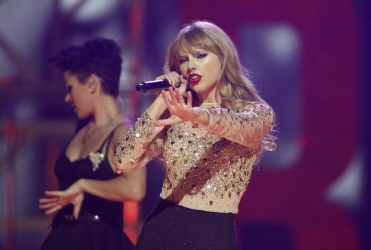 Taylor Swift memukau penonton di Festival Musik iHeartRadio