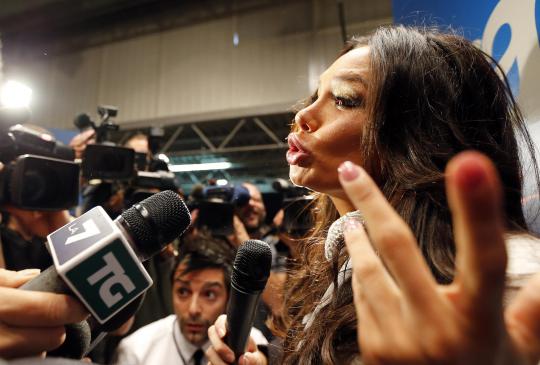 Pose panas mantan perawat gigi Silvio Berlusconi