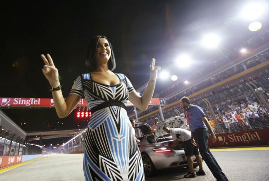 Tampil cantik, Katy Perry narsis di lintasan balap F1 