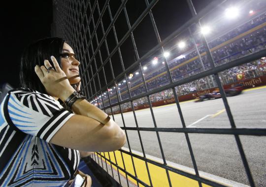 Tampil cantik, Katy Perry narsis di lintasan balap F1 