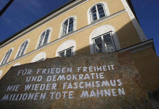 Melihat rumah tempat Adolf Hitler dilahirkan