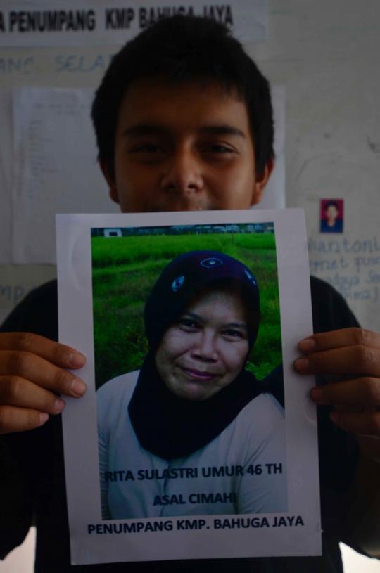 Keluarga korban tunjukkan foto penumpang kapal Bahuga Jaya