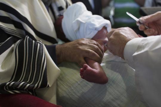 Ritual sunatan bayi laki-laki Yahudi