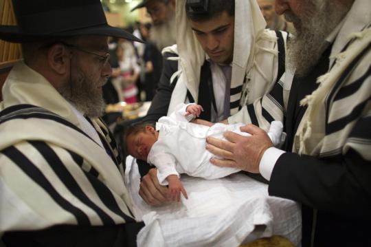 Ritual sunatan bayi laki-laki Yahudi