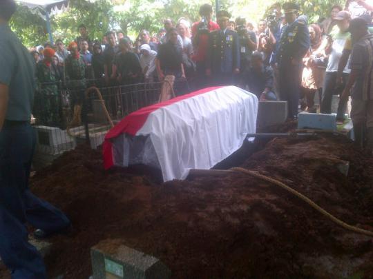 Pilot Norman dimakamkan di TPU Sirnaraga, Bandung