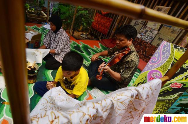 Foto Belajar membatik di Kampung Batik Jakarta merdeka com Foto Belajar membatik di Kampung Batik Jakarta merdeka com